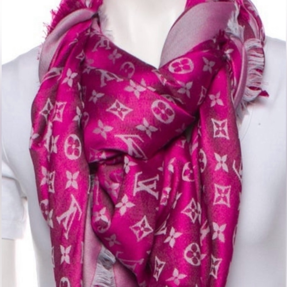 Pristine Condition!!Louis Vuitton Denim Silk Shawl 2015 Collection🩷🌟🩷